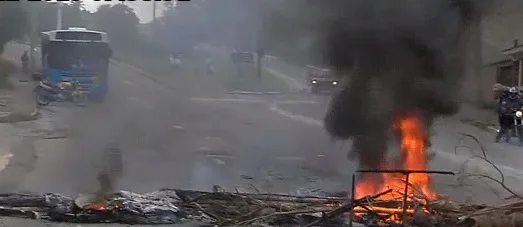 Manifestantes bloqueiam avenida no bairro Planalto Serrano