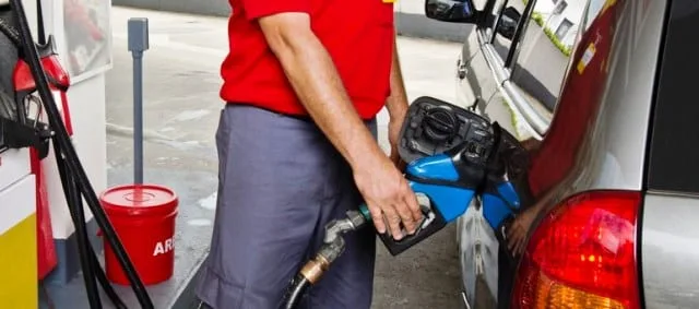 Posto 7 contrata frentista e trocador de óleo