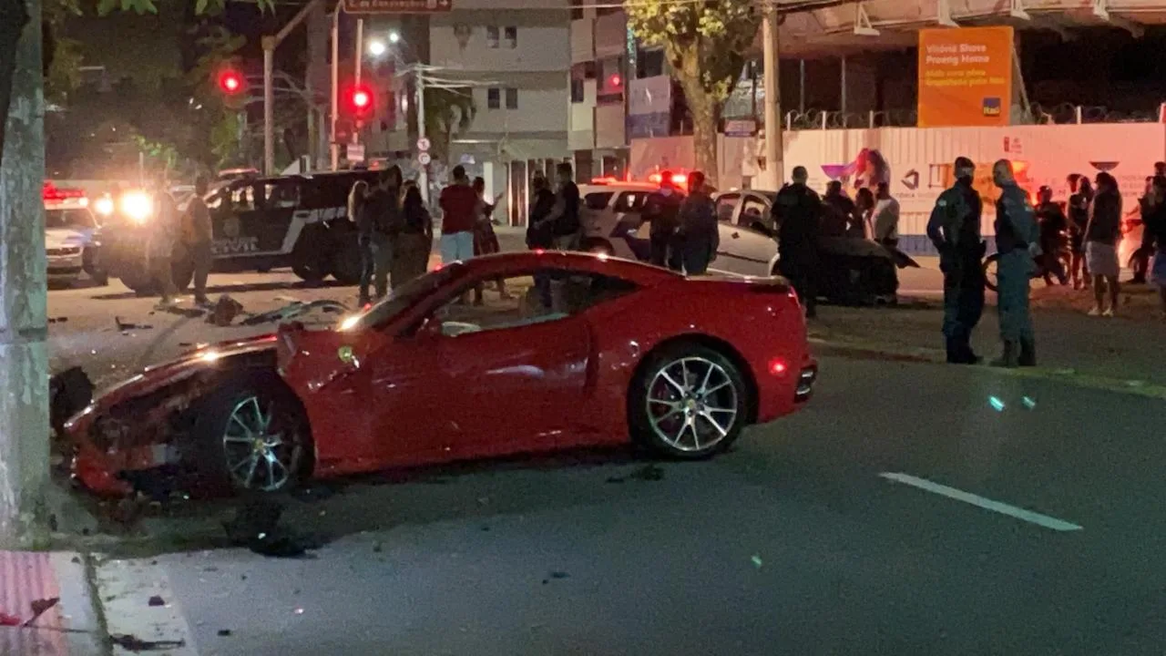 Ferrari fica totalmente destruída após acidente em Jardim da Penha, em Vitória