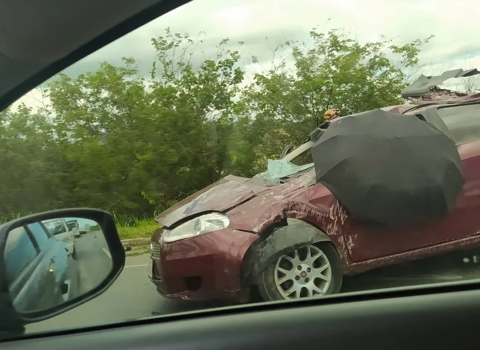 Motorista morre após capotar com carro na Rodovia do Contorno, na Serra