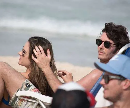 Alessandra Ambrosio curte praia com namorado em Floripa