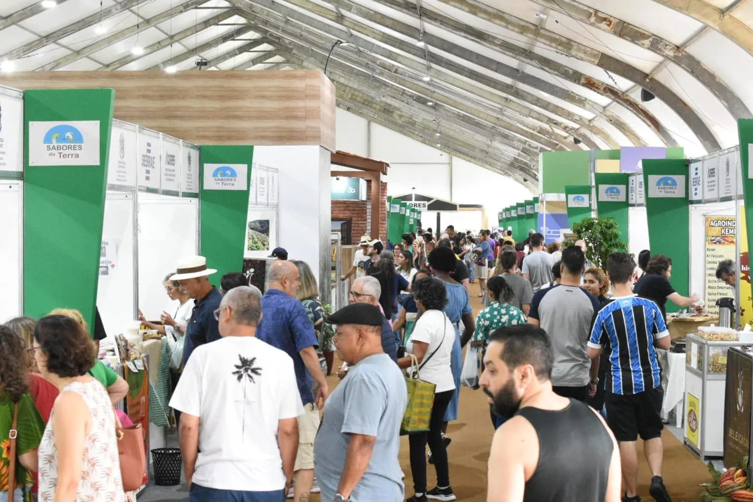 Feira reúne delícias e itens do artesanato capixaba na Praça do Papa; veja fotos