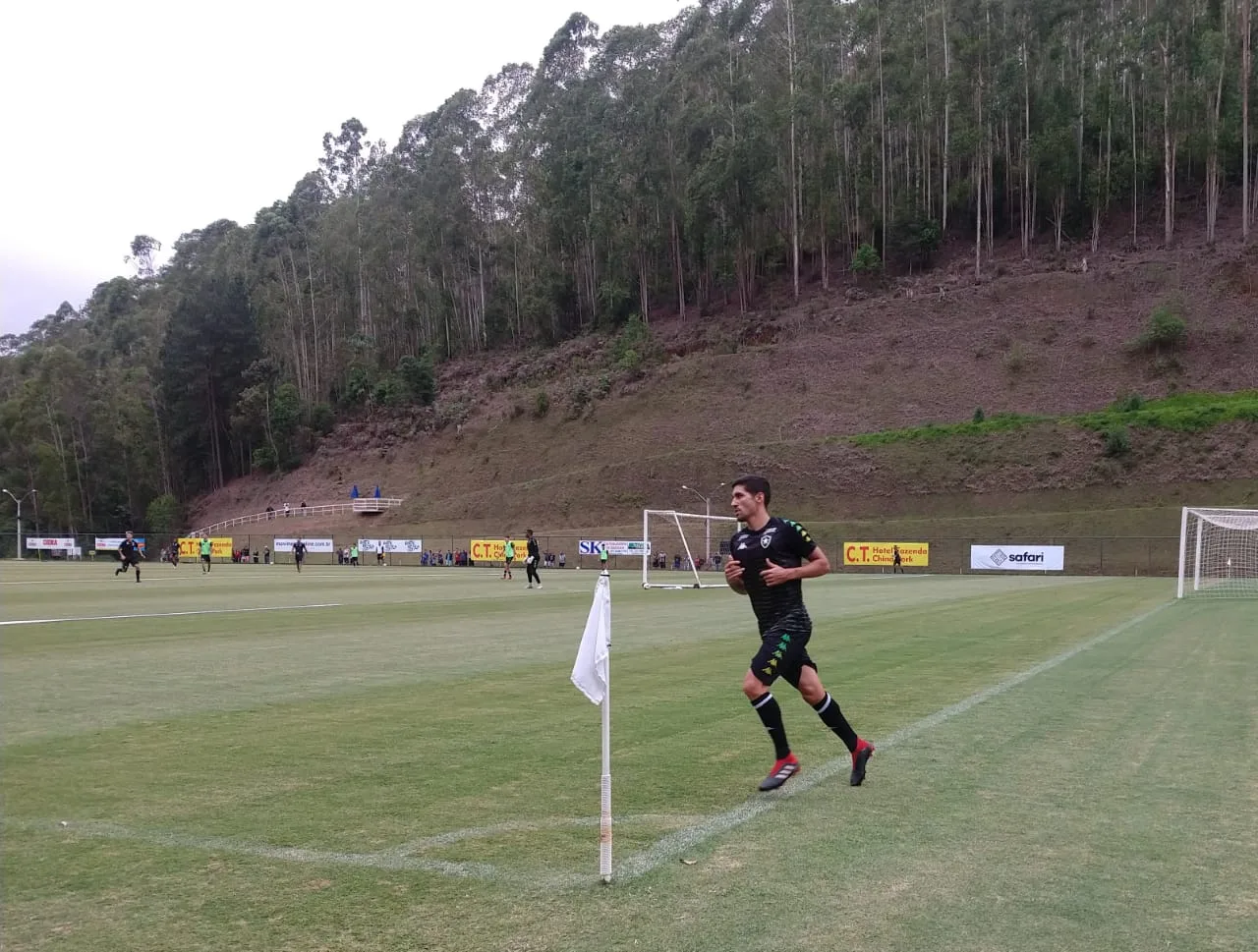 Lateral uruguaio chega ao ES e já treina com o elenco do Botafogo antes da apresentação oficial