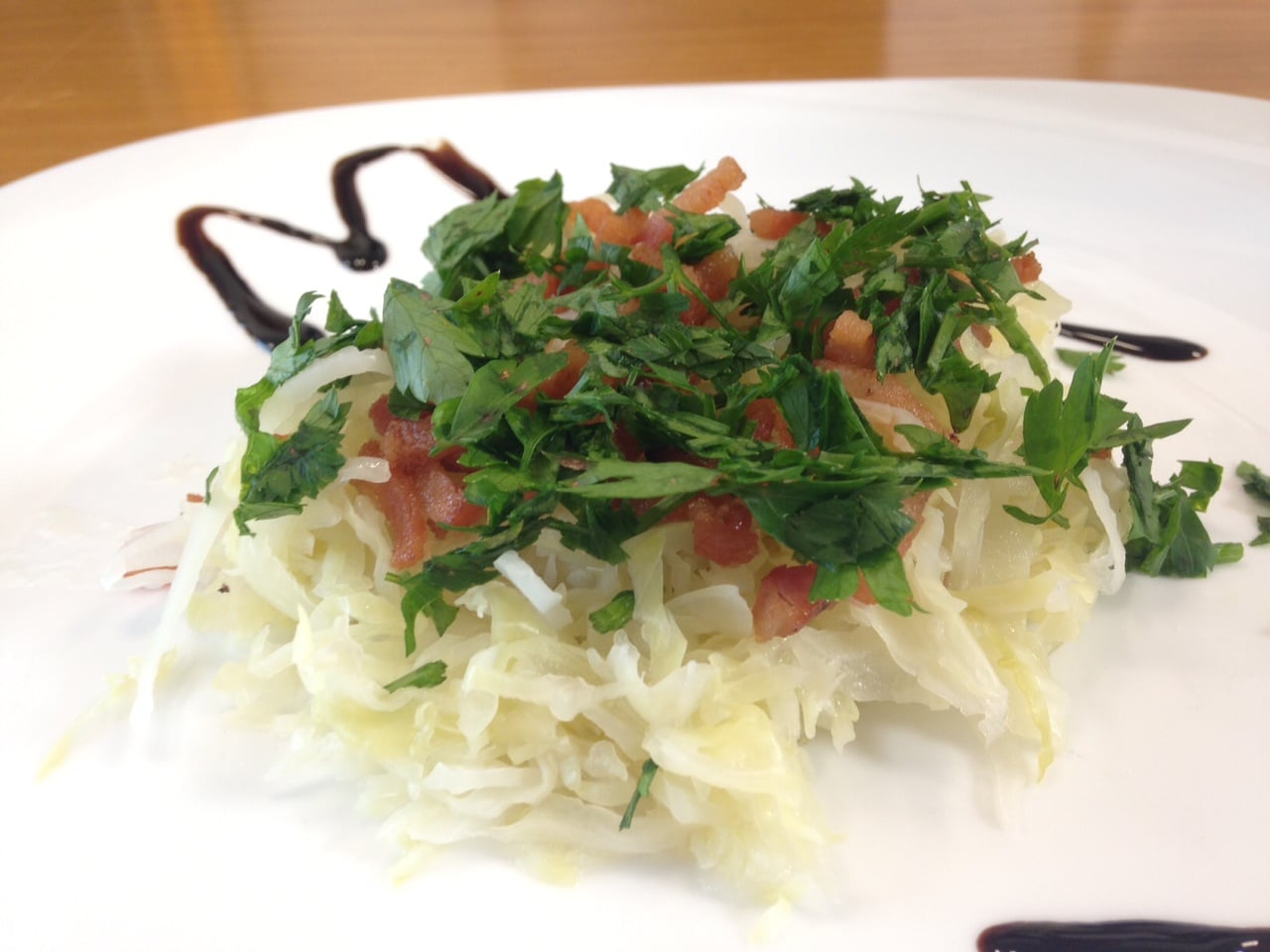 Salada de repolho cozido com bacon e salsa