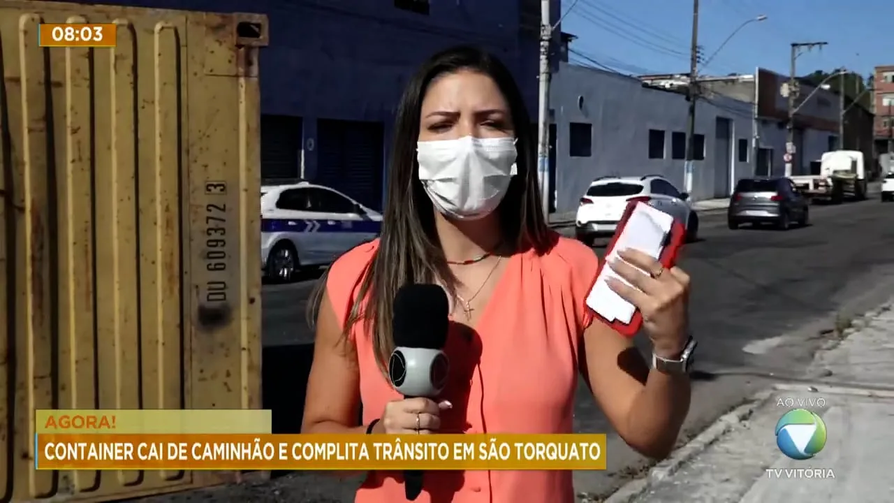 Container cai de caminhão em Vila Velha