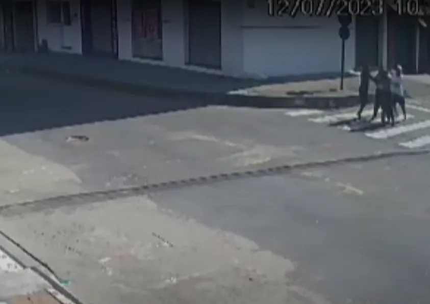 VÍDEO | Mulher é agredida por ladrões durante assalto em Vila Velha