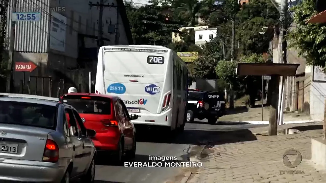 Dupla tenta "fazer a limpa" em ponto de ônibus