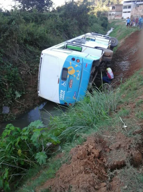 Ônibus desce morro e cai em valão de Cariacica