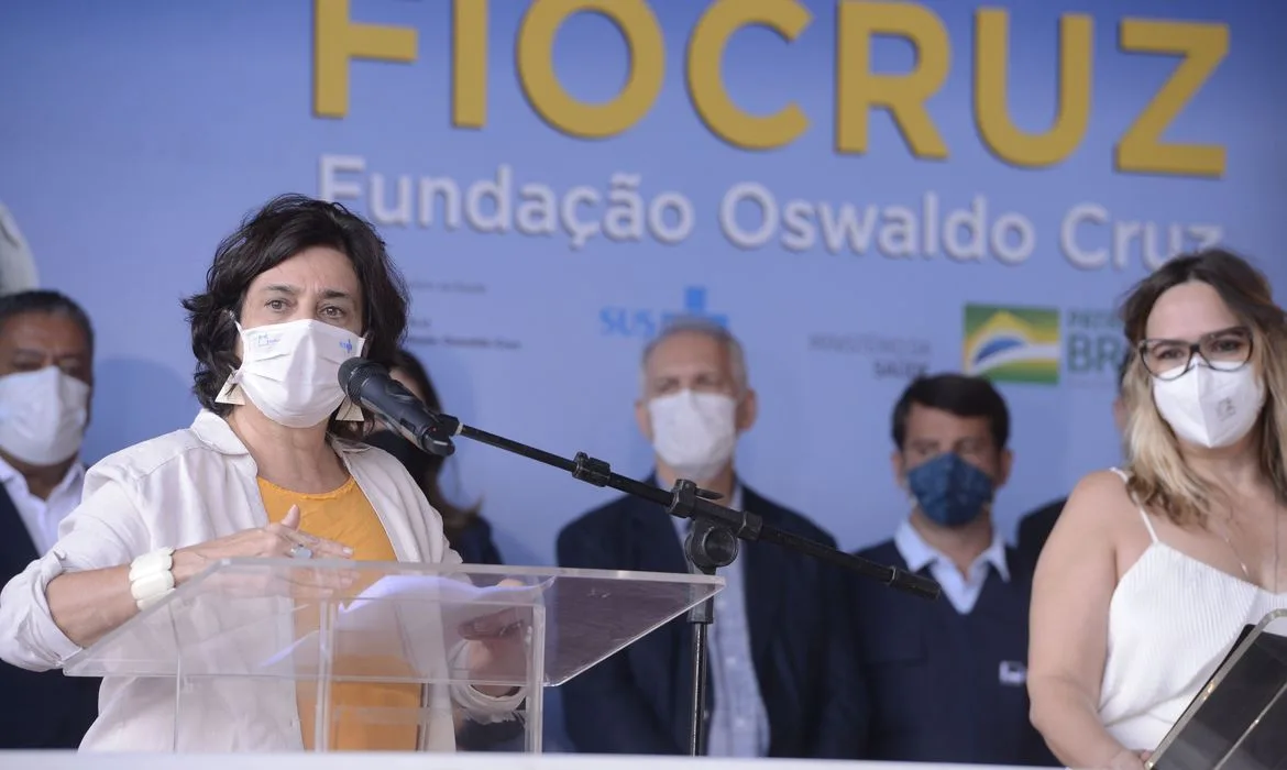 A presidente da Fiocruz, Nísia Trindade durante evento que marcou a liberação das vacinas de Oxford/AstraZeneca para serem entregues ao Ministério da Saúde e distribuídas no Brasil.