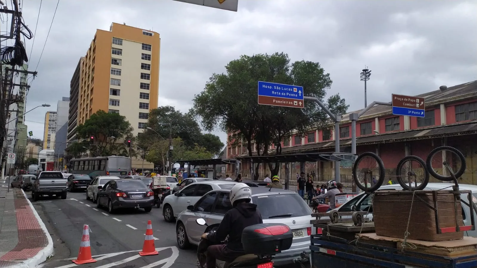 Interdição para desfile cívico-militar deixa trânsito lento em Vitória. Veja rotas alternativas