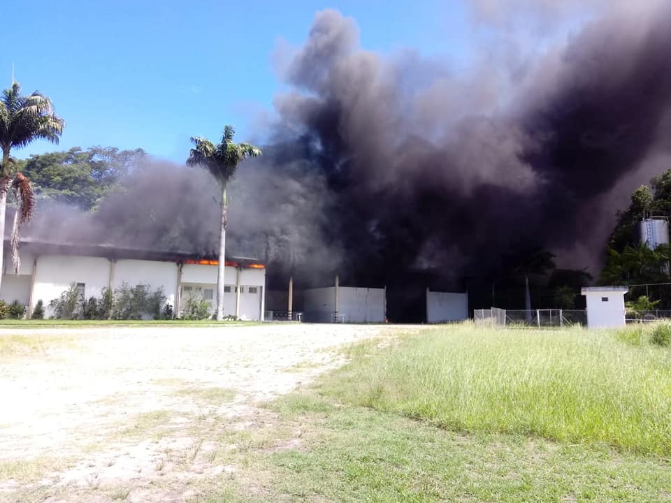 Incêndio atinge depósito de água mineral no interior de Cachoeiro