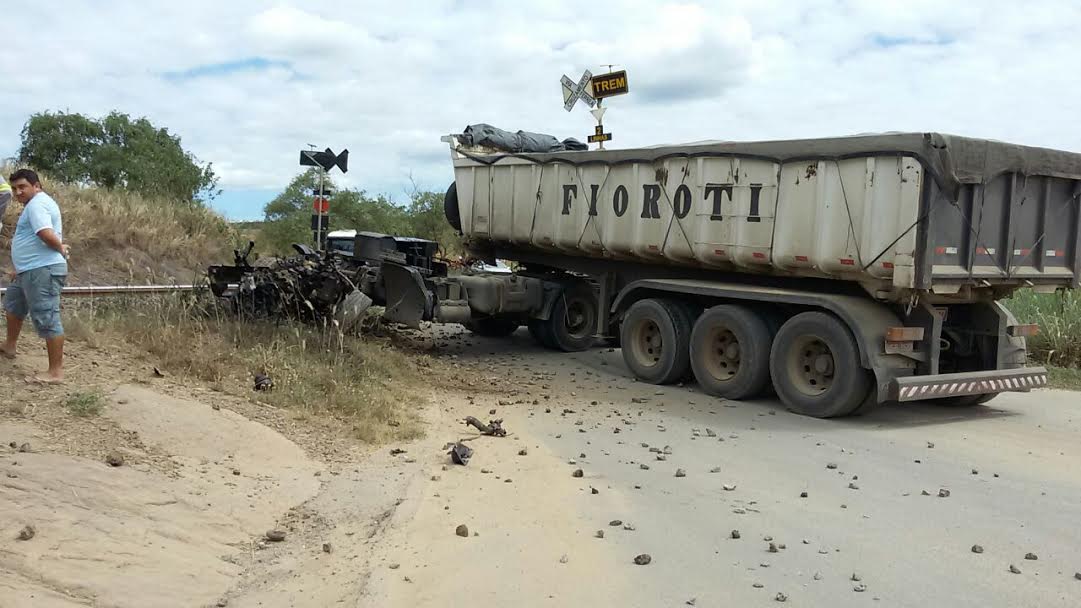 Motorista fica ferido após caminhão ser atingido por trem em Colatina