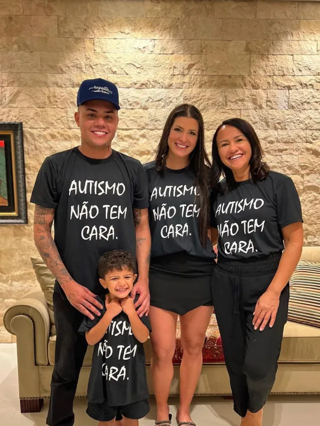 Carol Marchezi, Felipe Araújo e filho posam com camisa sobre autismo: "Conscientizar"