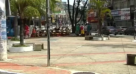 Moradores de rua se envolvem em briga e um deles é agredido com garrafa de  vidro