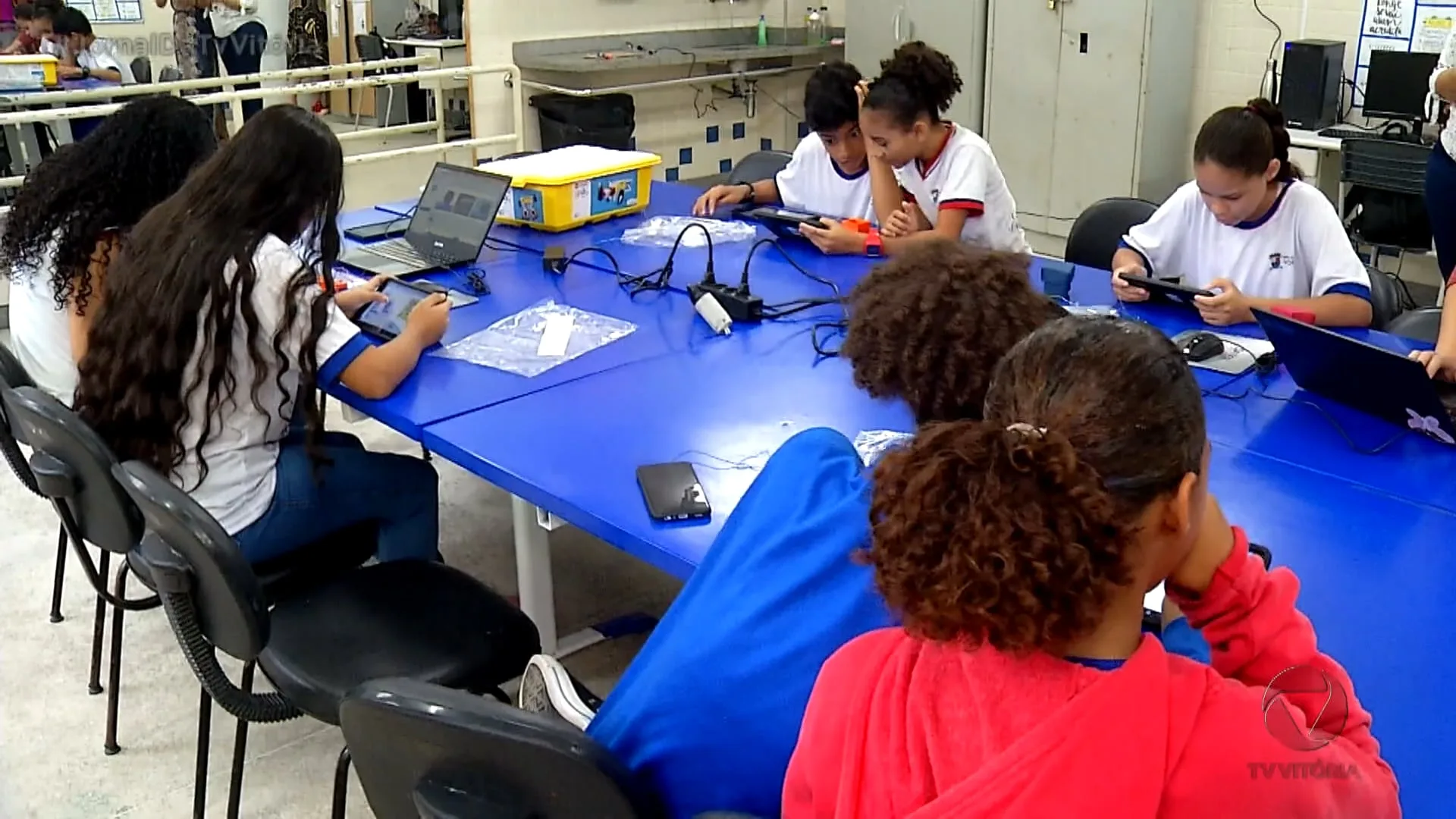 Uso de tecnologia nas salas de aula desperta o interesse de alunos em Vitória