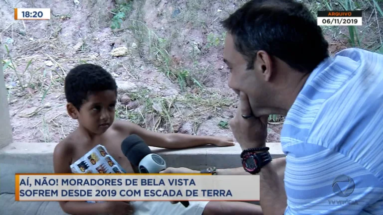 Moradores sofrem com escadaria improvisada desde 2019