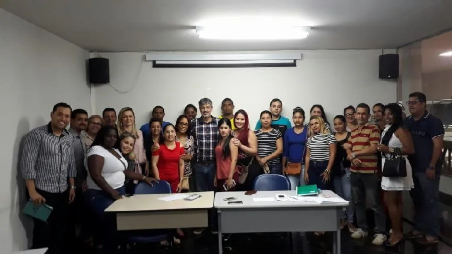 Médicos cubanos ganham despedida na Serra e pedem para ficar