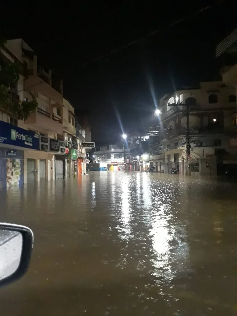 VÍDEOS| Tempestade causa alagamentos em vários bairros da Grande Vitória