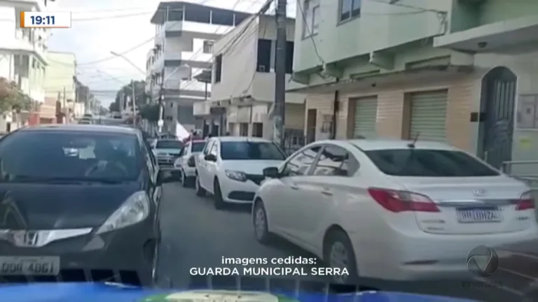 Ladrões tentam assaltar loja fingindo estar armados e são perseguidos