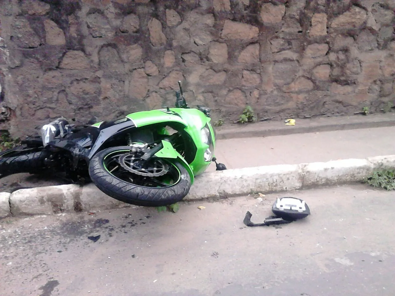 Motociclista morre em Guarapari após bater com motocicleta em muro