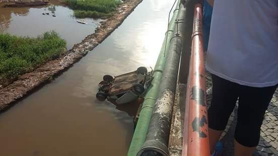 Motorista perde controle de veículo e cai no rio Itapemirim em Cachoeiro