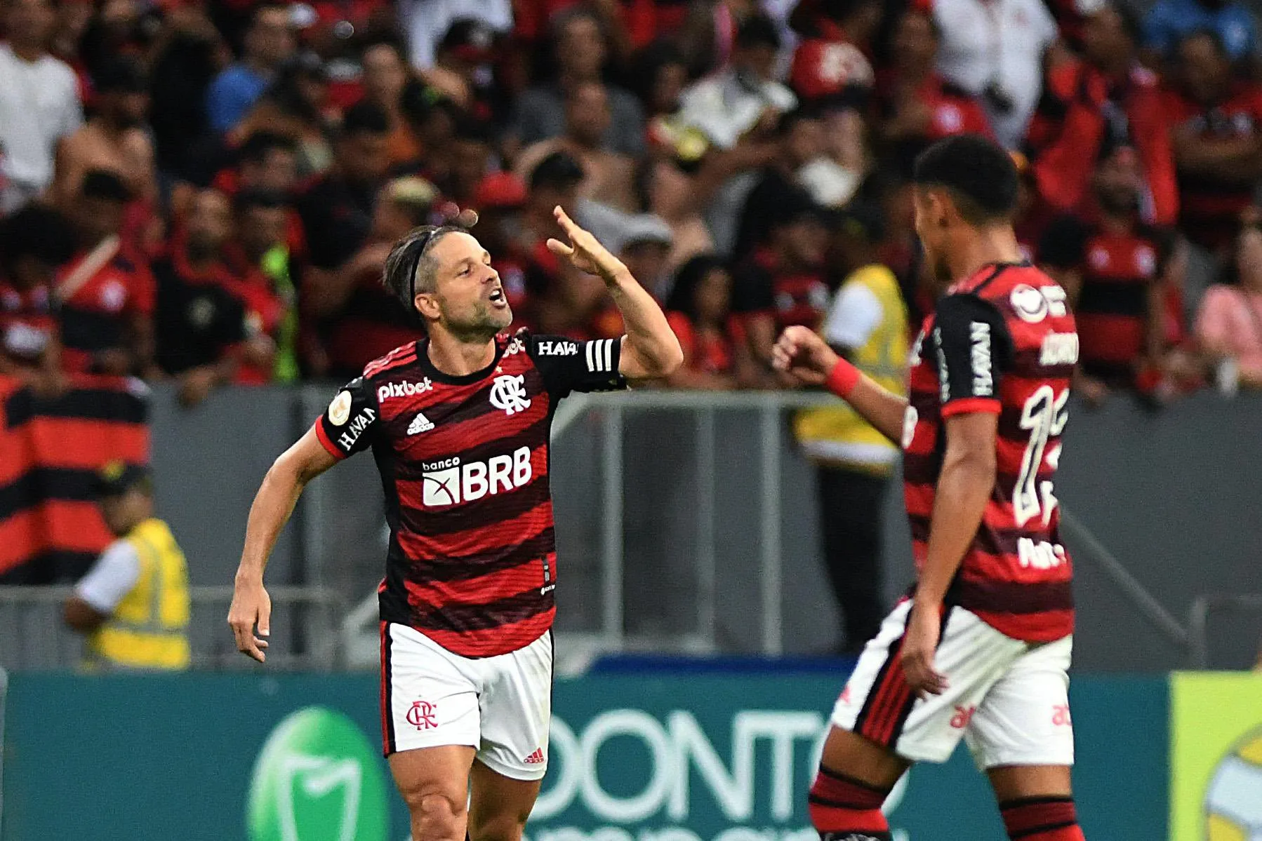 Flamengo poupa titulares, mas vence o Coritiba em Brasília pelo Brasileirão