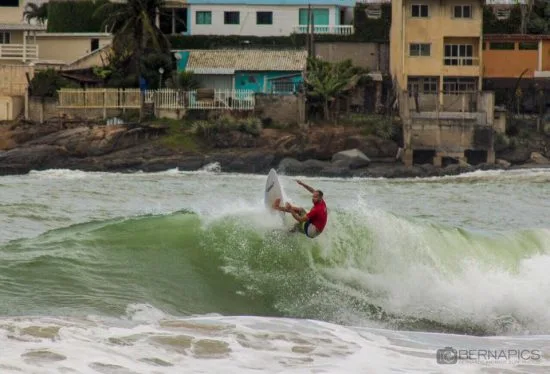 Campeonato estadual de surf movimenta praia de Guarapari