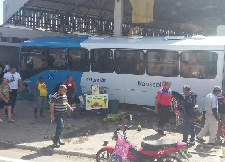 Ônibus invade estação de trem, deixa feridos e um morto em grave acidente na BR-262, em Cariacica