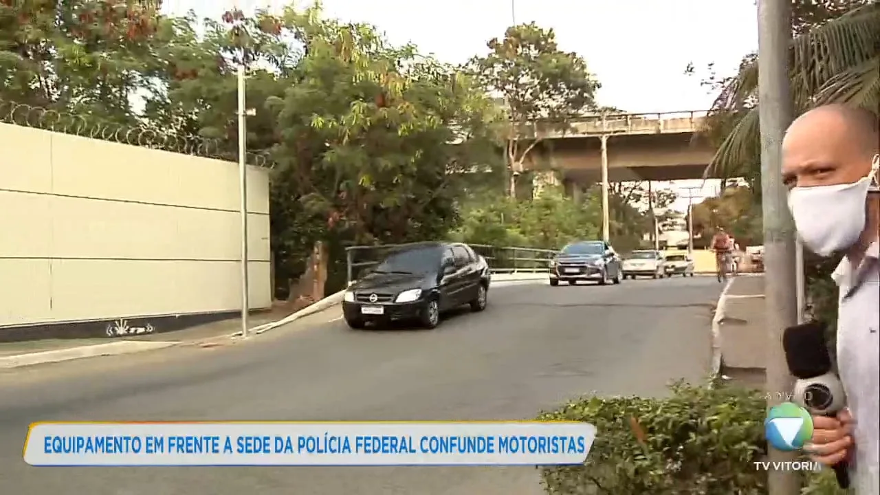 Equipamento em frente a sede da Polícia Federal confunde motoristas