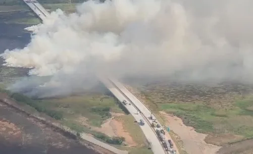 Imagens aéreas mostram engavetamento e incêndio no Contorno do Mestre Álvaro