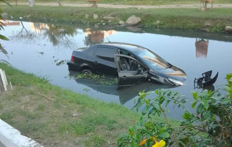 VÍDEO | Motorista embriagado perde controle e carro cai dentro de valão em Vila Velha