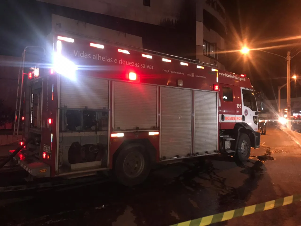 Incêndio em shopping de Vila Velha atingiu coifa de restaurante, diz bombeiros