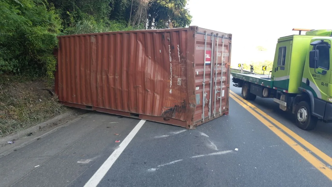 Acidente com carreta e caminhão de combustível interdita trecho da BR-101, em Iconha