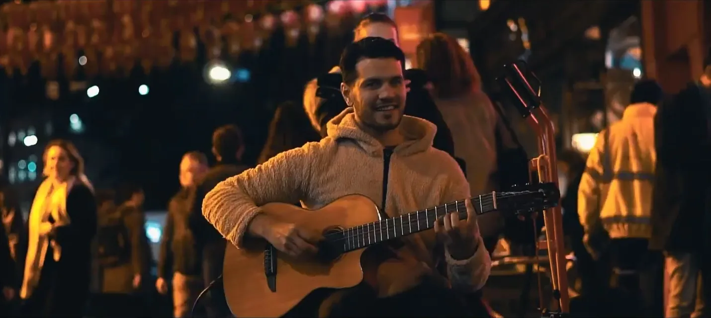 Músico capixaba faz sucesso tocando nas ruas de Londres