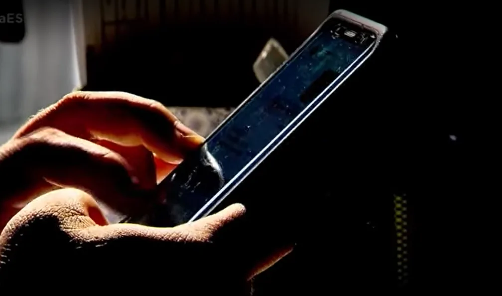 Criminoso finge ser funcionário de banco e aplica golpe acessando celular da vítima