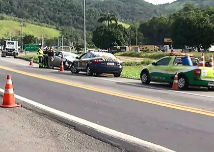 Motorista dorme ao volante, invade a contramão e bate em caminhão em Viana