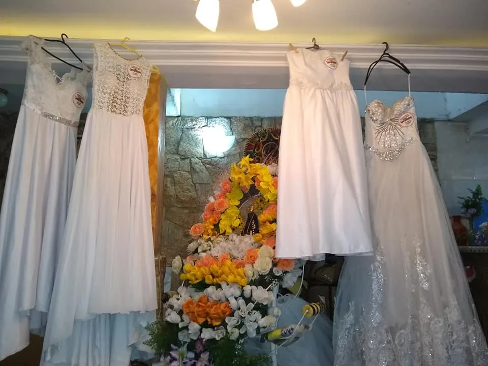 Com terno e vestido de noiva, casal caminha por 180 km até Aparecida e se casa durante percurso