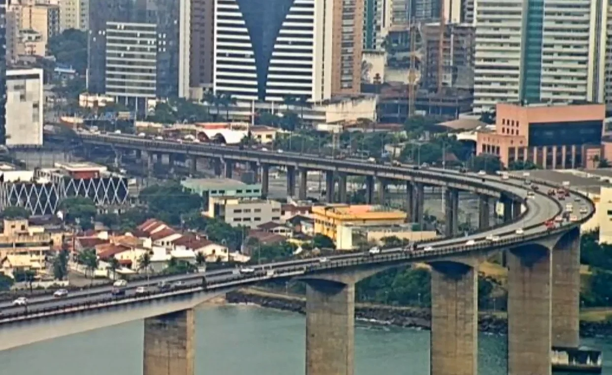 Fluxo intenso de veículos nas principais vias da Grande Vitória