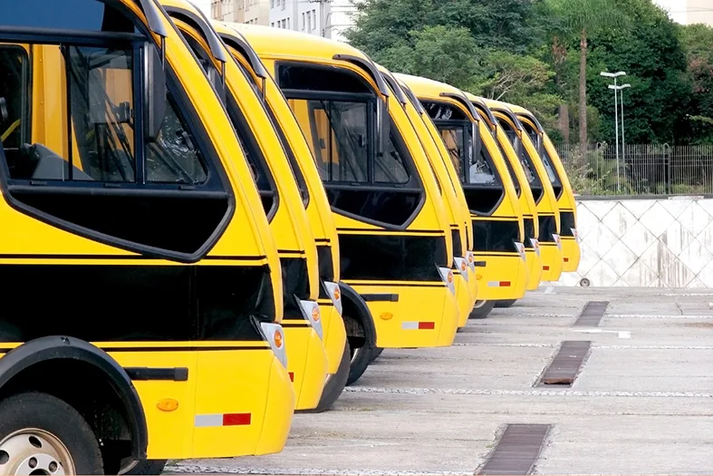 Menina de 6 anos é deixada em ponto errado na Serra por ônibus escolar do Estado