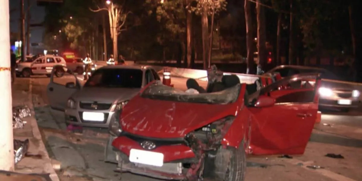 Carro bate em muro e quatro mulheres morrem na madrugada