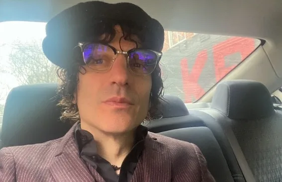 Vocalista de banda punk revela que está paralisado da cintura para baixo devido a derrame raro