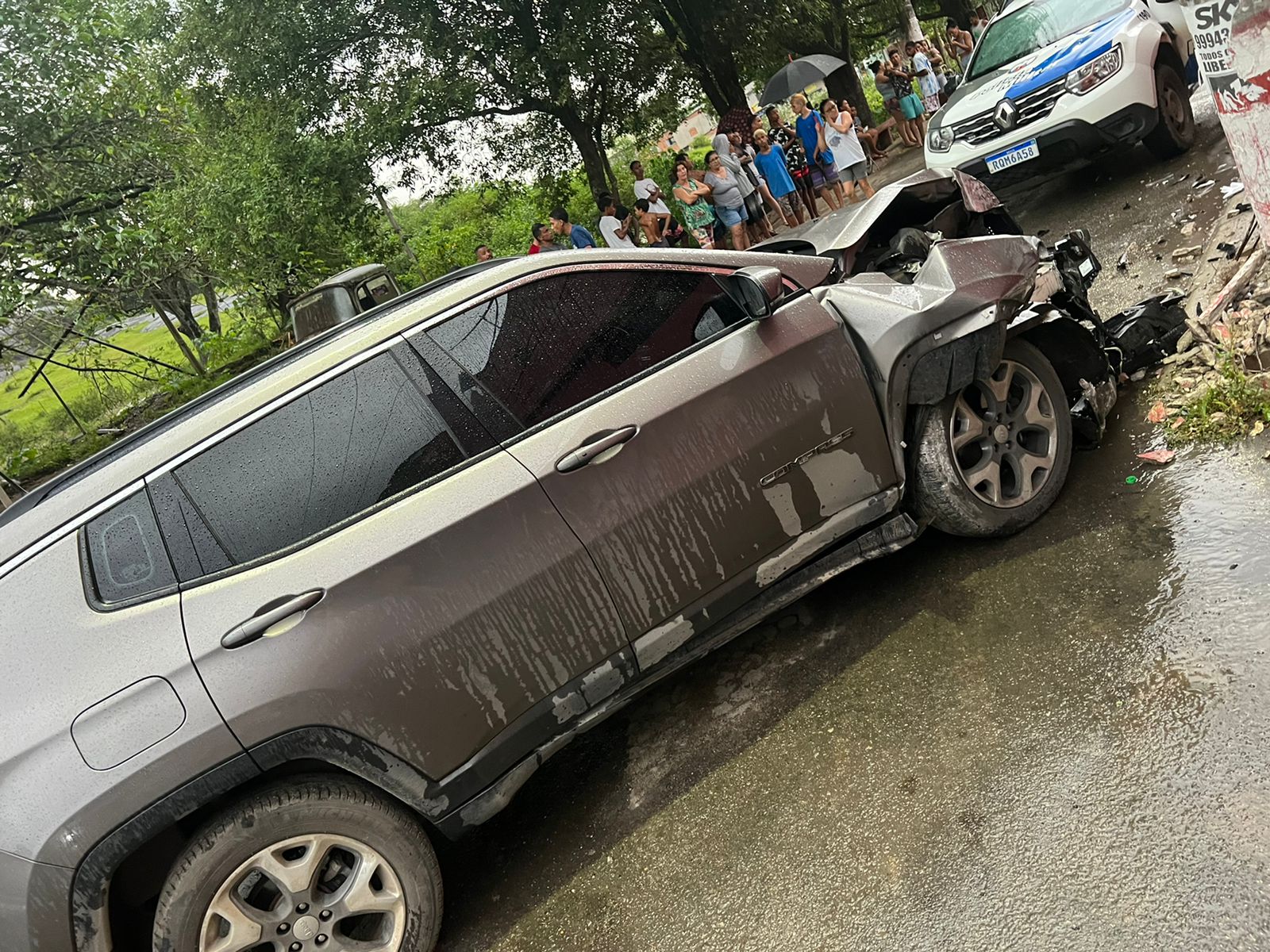 Mulher fica na mira de arma, tem carro roubado e criminosos batem veículo durante perseguição