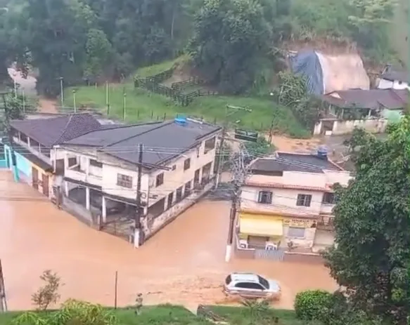 VÍDEOS | Temporal alaga ruas em cidades do Sul do ES