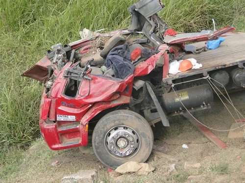 Motorista morre após caminhão cair em ribanceira em Domingos Martins