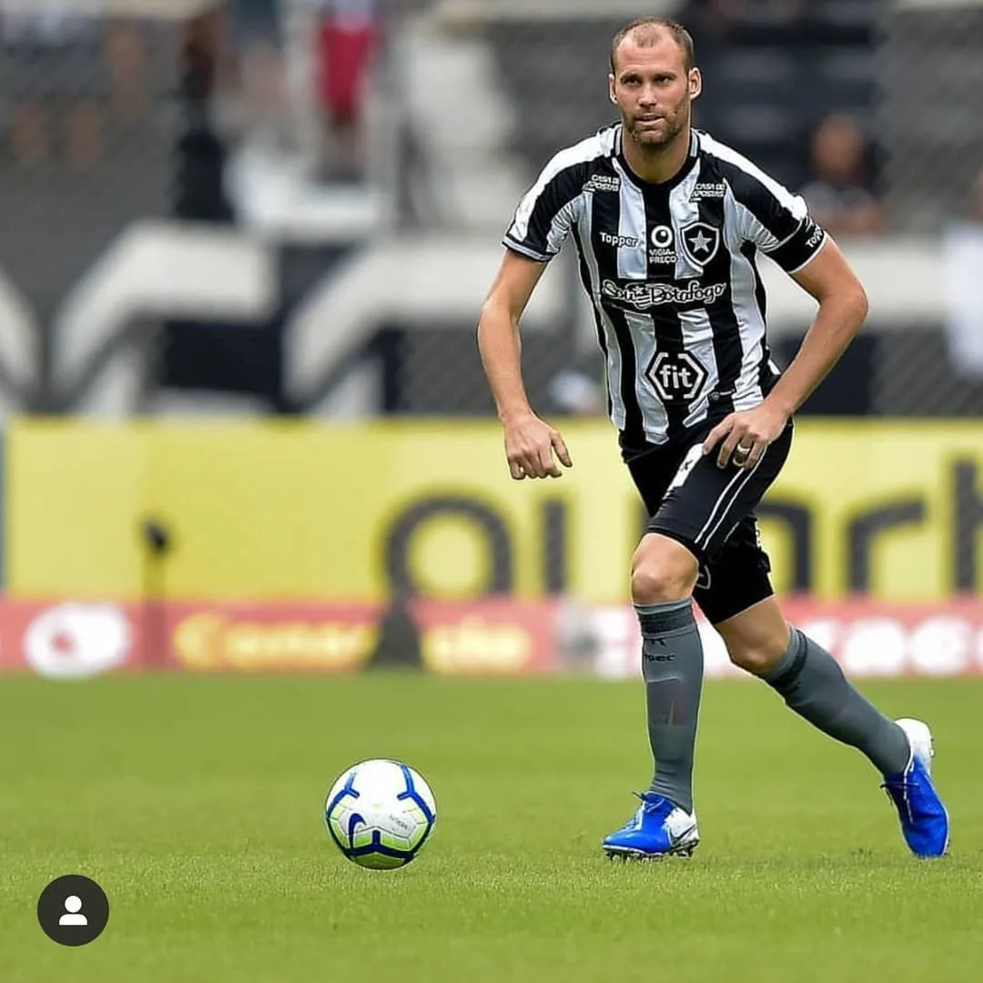 Botafogo oficializa a volta de Joel Carli em dia de adeus de Caio Alexandre