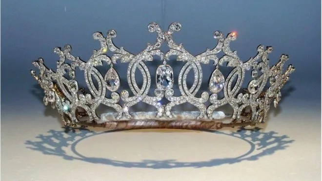 Tiara de diamantes da família real britânica é roubada, confira!