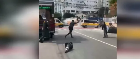 VÍDEO | Homem é preso após agredir mulher e jogar cones em PMs em Vila Velha