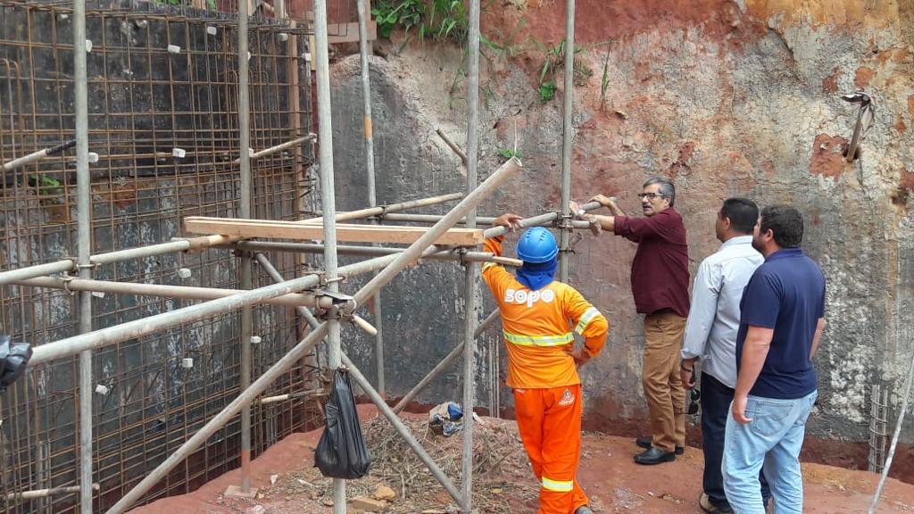 Prefeito visita obras de muro de contenção em Presidente Kennedy