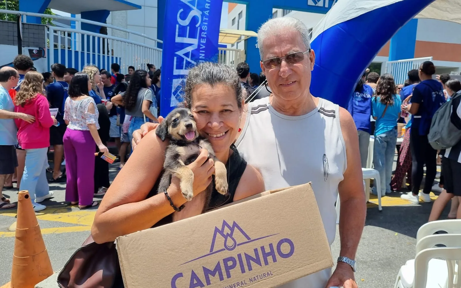 VÍDEO | Pet resgatada acompanha 1º dia de provas do Enem com pais de aluna