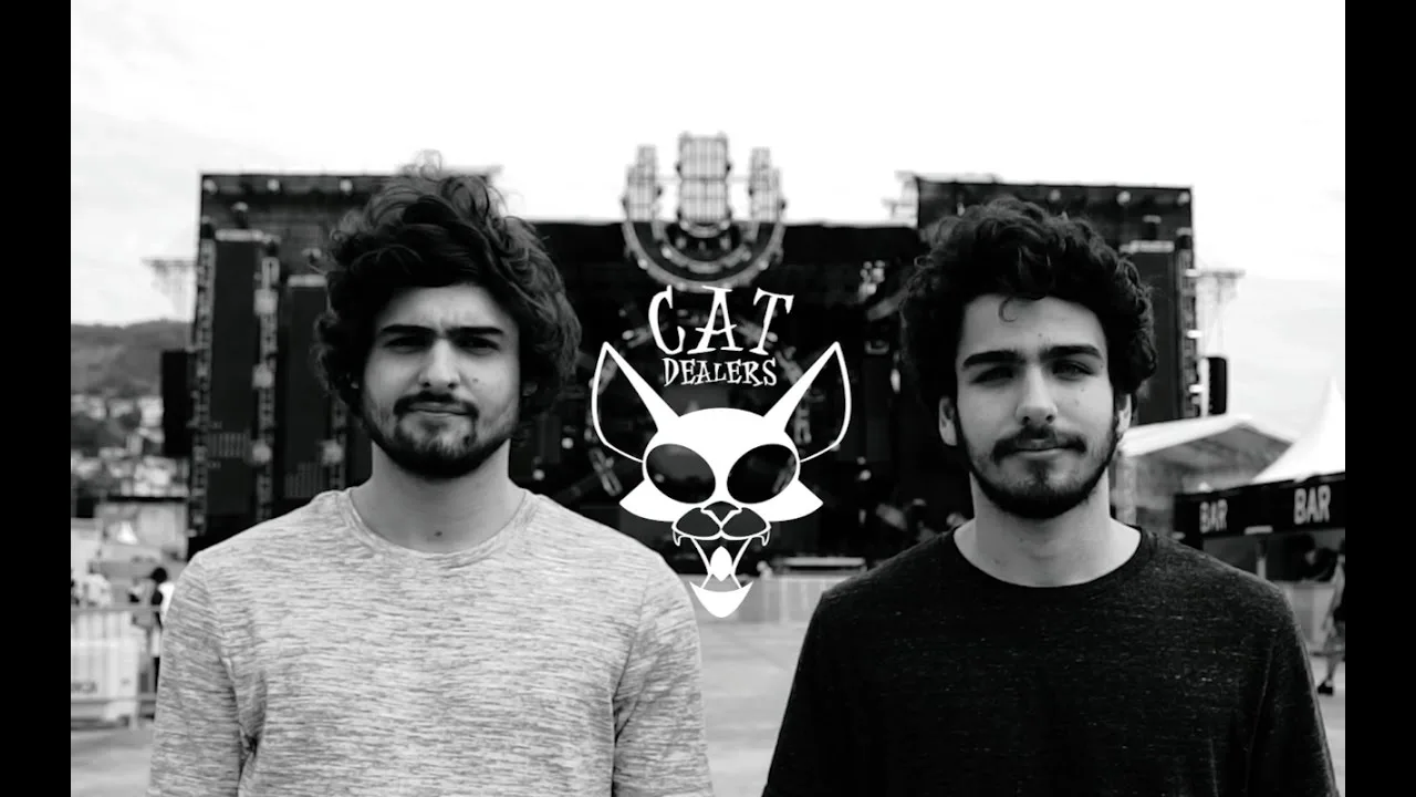 Duo Cat Dealers comanda o Cafe de La Musique em Guarapari